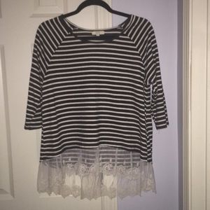 KORI AMERICA LACE HEM TUNIC TOP IN BLACK AND WHITE